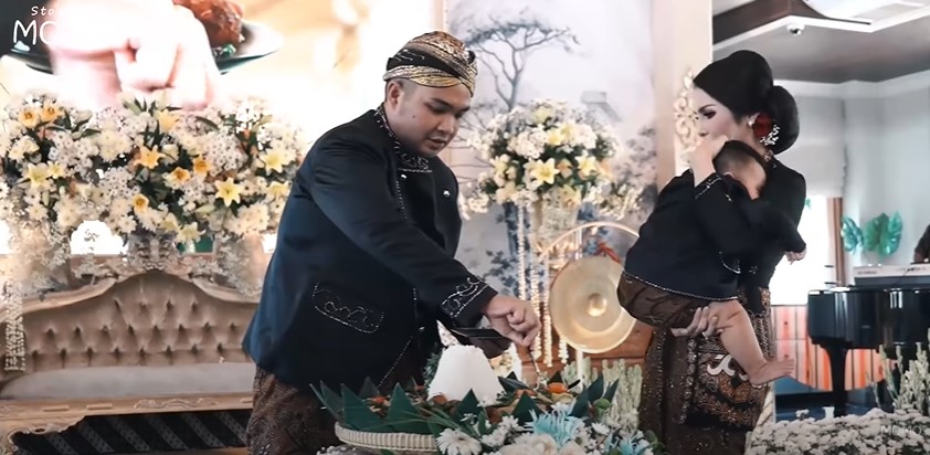 9 Momen mewahnya tedak siten anak kedua Momo Geisha