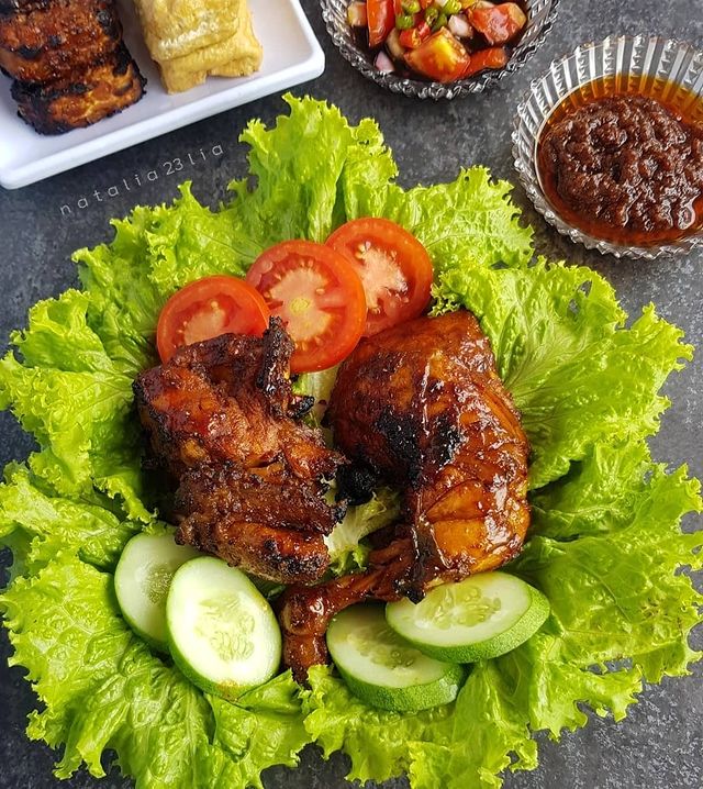 11 Cara membuat ayam bakar teflon, enak dan bumbu meresap sempurna