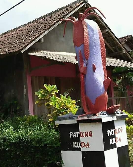 21 Penampakan patung ini bentuknya bikin bingung, absurd pol