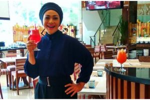 Bobot turun 90 kg, 10 minuman ini dikonsumsi Dewi Hughes saat diet