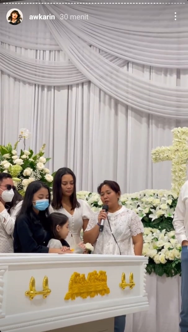 11 Momen jenazah Laura Anna dikremasi, penuh isak tangis para sahabat