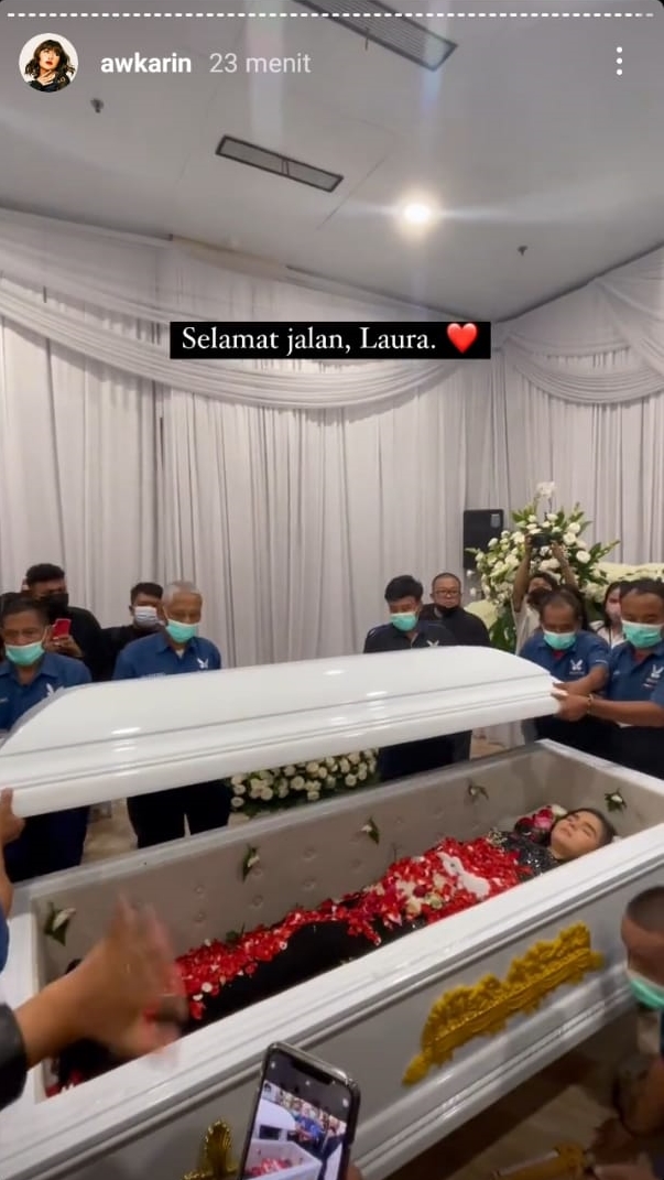 11 Momen jenazah Laura Anna dikremasi, penuh isak tangis para sahabat