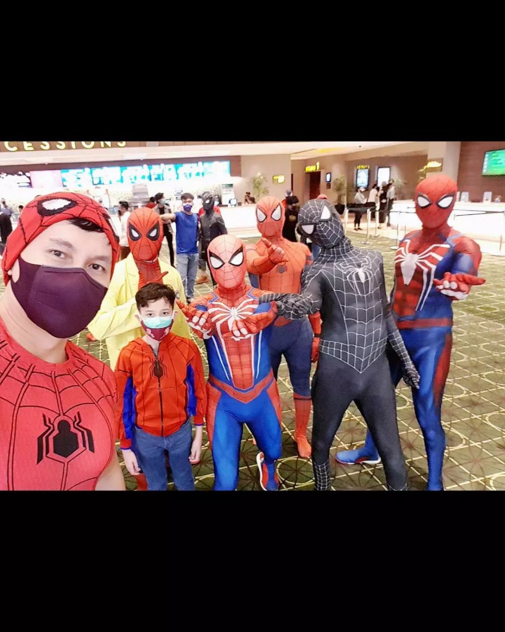 7 Potret Marcelino Lefrandt nonton bioskop kenakan kostum Spider-Man