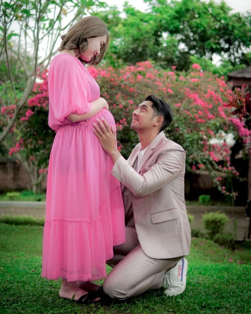 11 Momen liburan keluarga Alfahri di Bogor, Aldebaran cium perut Andin