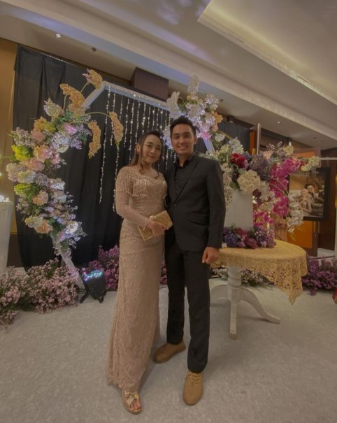 Gaya 7 seleb di ngunduh mantu Danang DA, Happy Asmara tampil simpel