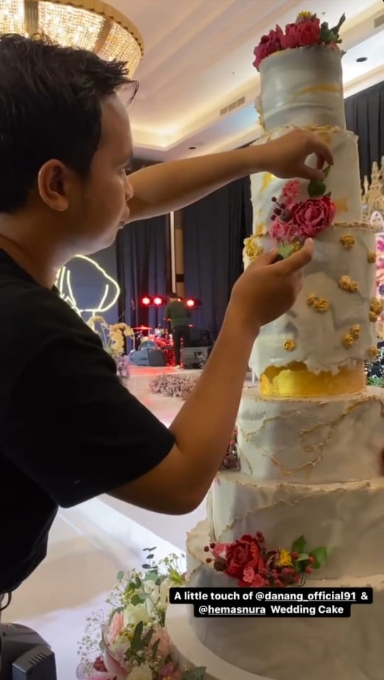 9 Momen Danang DA & Hemas Nura potong kue 5 tingkat saat ngunduh mantu