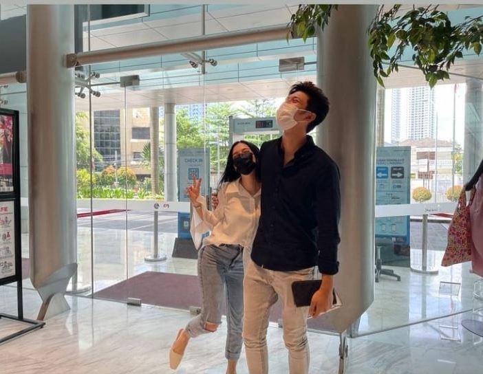 11 Potret kebersamaan Aditya Zoni dan kekasih, siap ke pelaminan