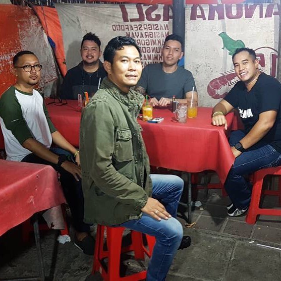 9 Seleb ini nggak gengsi jajan dan beli minuman di pinggir jalan