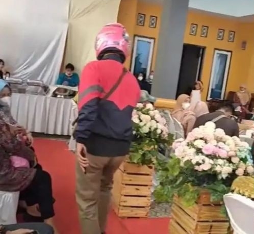 13 Momen lucu kurir datang di waktu tak tepat, bikin tepuk jidat