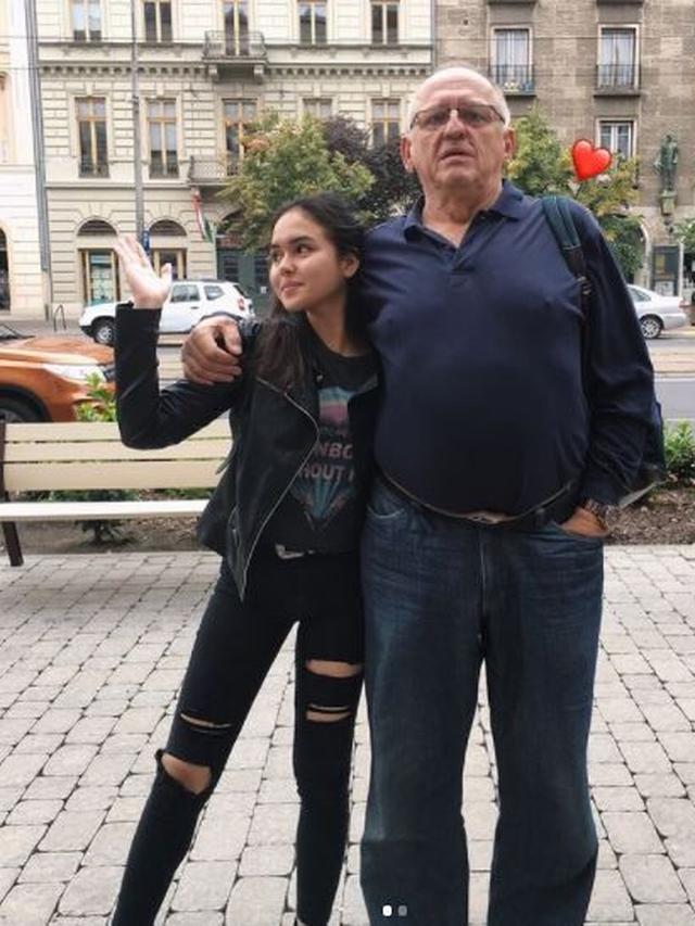 9 Kenangan mendiang Laura Anna dan ayah, selalu saling menguatkan