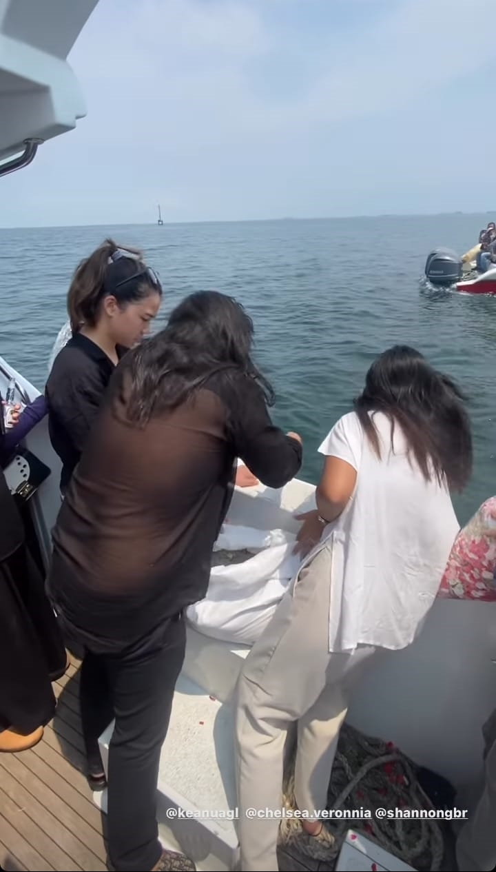 6 Momen larung abu Laura Anna di laut Ancol, sang ayah tampak tegar