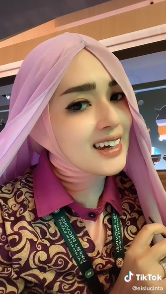 Viral PNS cantik dengan model hijab unik, 9 potretnya bak princess