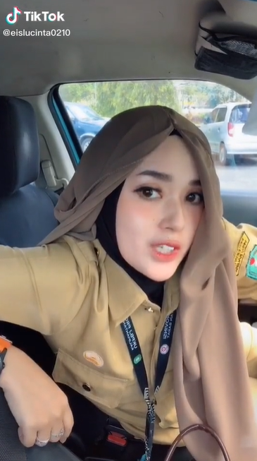 Viral PNS cantik dengan model hijab unik, 9 potretnya bak princess