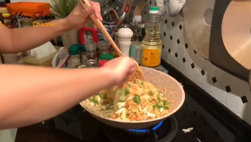 7 Trik Yuni Shara bikin mie tek tek rumahan, bahannya simpel banget