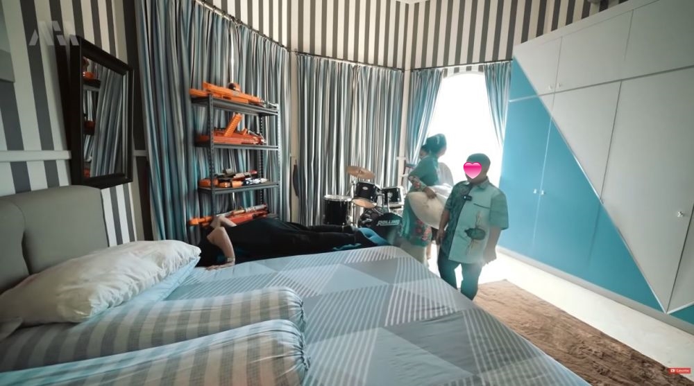 9 Potret kamar Amora dan Kellen Lemos, dipenuhi koleksi mainan mahal