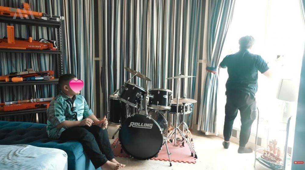 9 Potret kamar Amora dan Kellen Lemos, dipenuhi koleksi mainan mahal