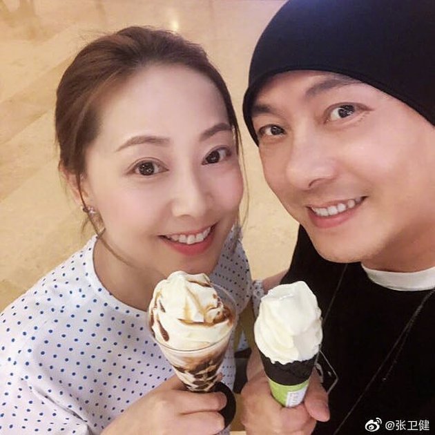 Jarang terekspos, potret kebersamaan 9 raja film Mandarin dan pasangan