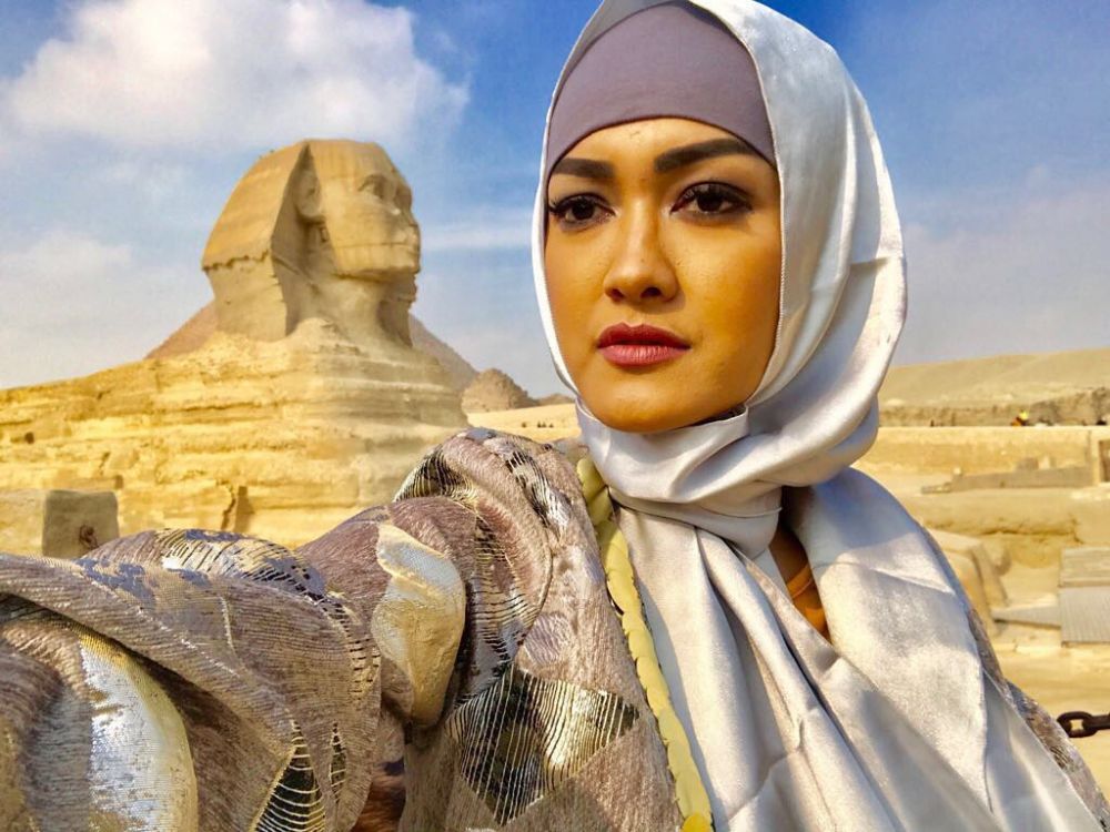 Tinggalkan dunia model, 11 seleb banting setir jadi penyanyi dangdut