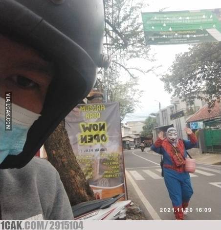 11 Penampakan lucu orang pakai kostum Spider-Man, antimainstream