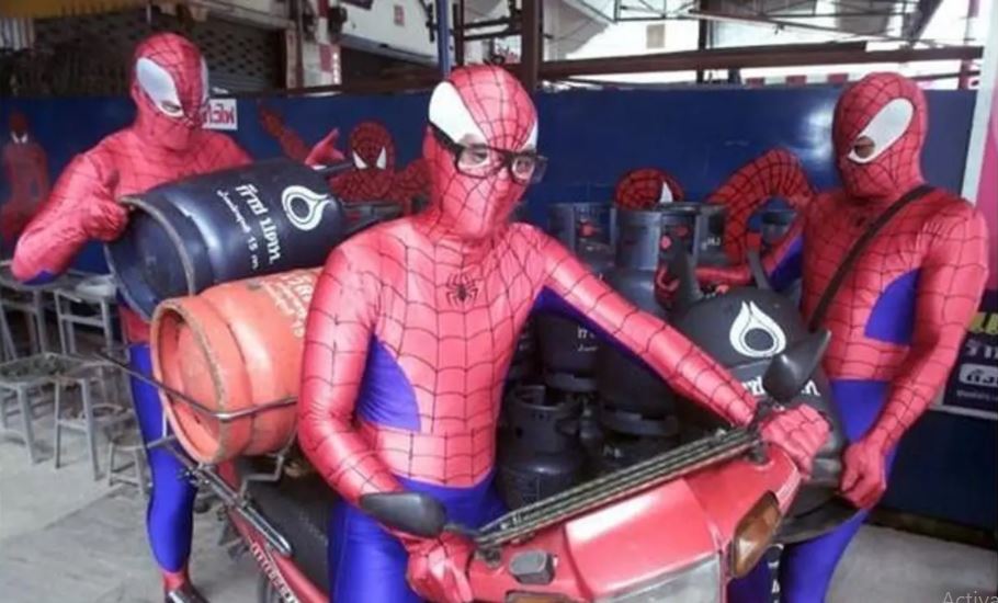 11 Penampakan lucu orang pakai kostum Spider-Man, antimainstream