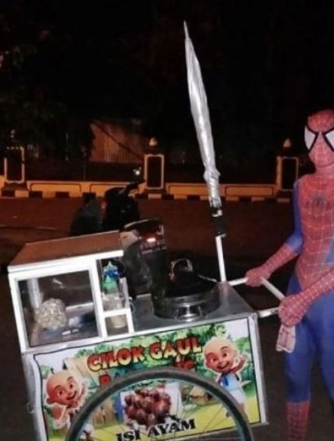 11 Penampakan lucu orang pakai kostum Spider-Man, antimainstream