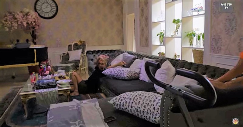 Potret ruang keluarga 11 pedangdut, milik Lesty Kejora penuh pajangan