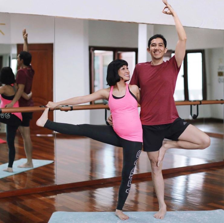 Momen 9 seleb jalani prenatal yoga bareng pasangan, kompak & romantis
