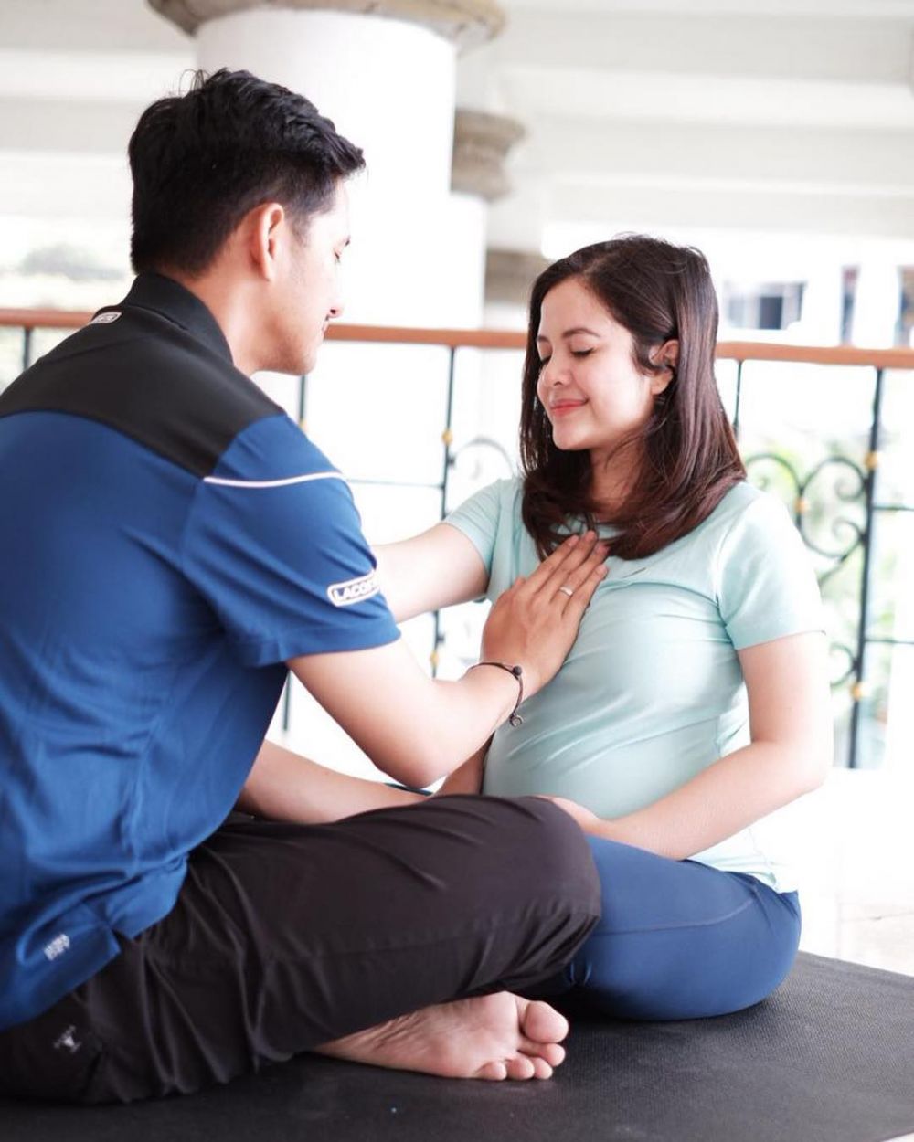 Momen 9 seleb jalani prenatal yoga bareng pasangan, kompak & romantis