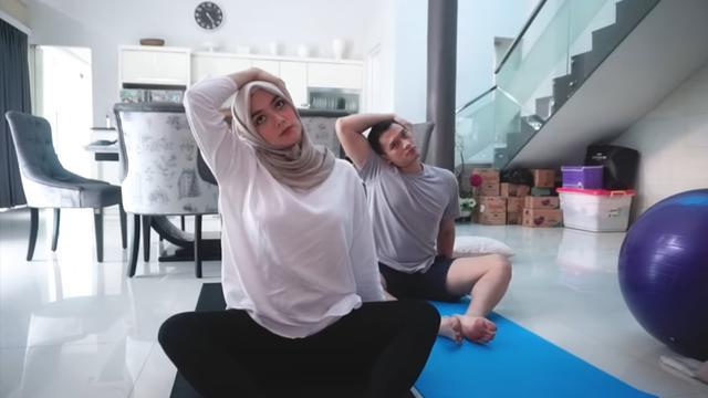 Momen 9 seleb jalani prenatal yoga bareng pasangan, kompak & romantis