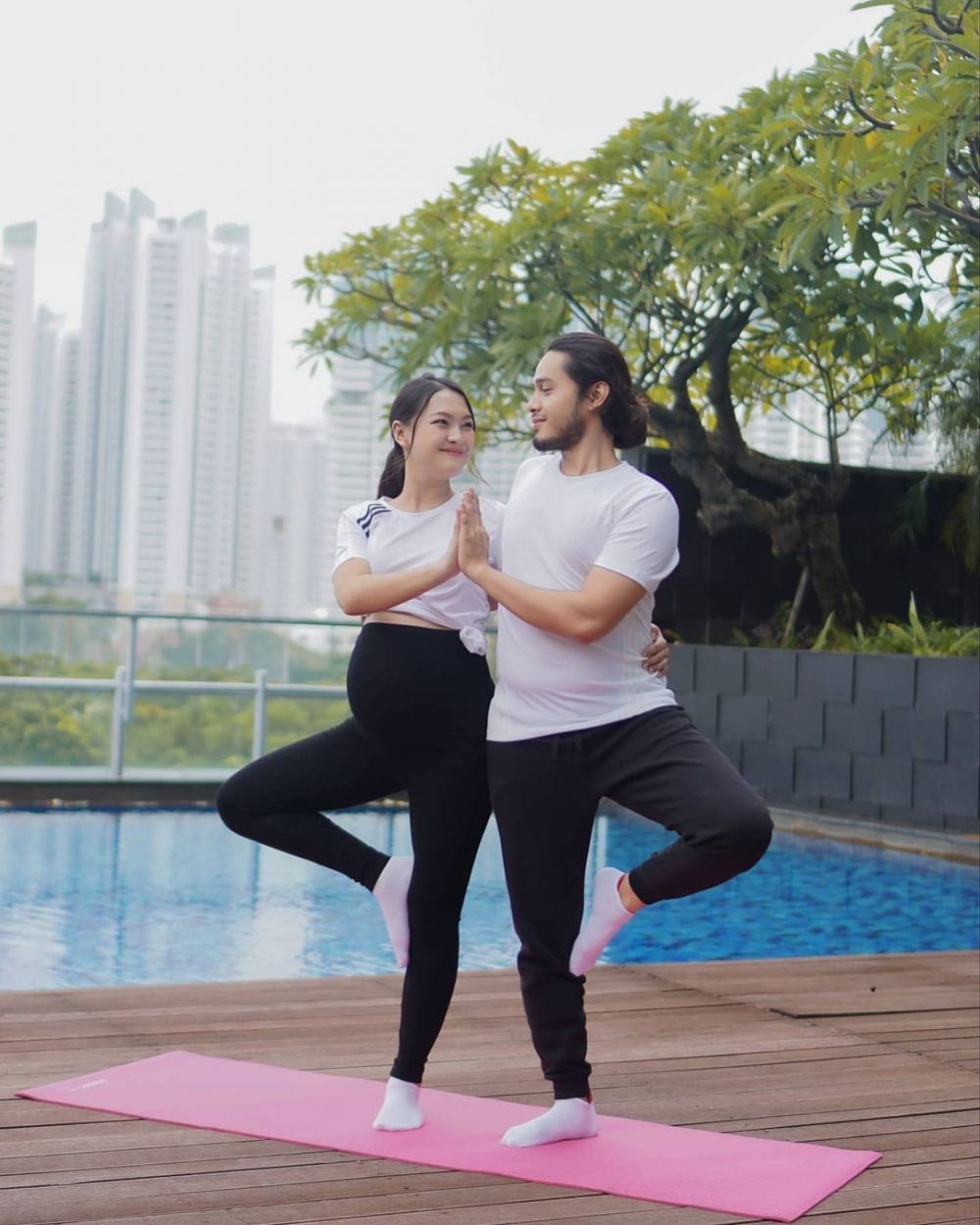 Momen 9 seleb jalani prenatal yoga bareng pasangan, kompak & romantis