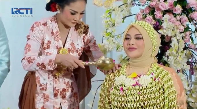 13 Momen siraman 7 bulanan kehamilan Aurel Hermansyah, penuh makna