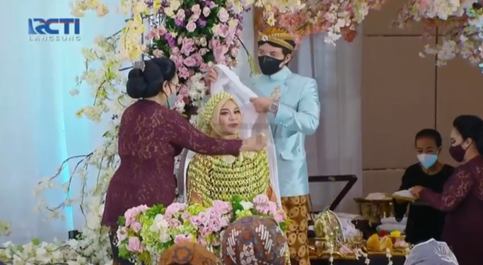 13 Momen siraman 7 bulanan kehamilan Aurel Hermansyah, penuh makna