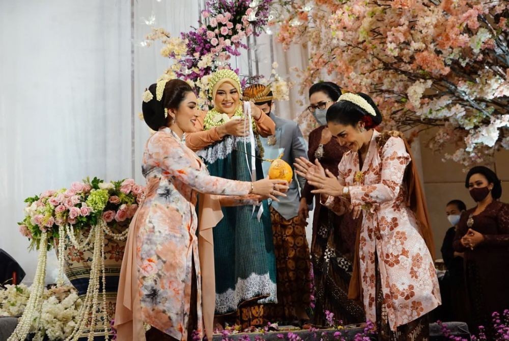 Gaya 11 seleb di 7 bulanan Aurel Hermansyah, Lesti tampil elegan