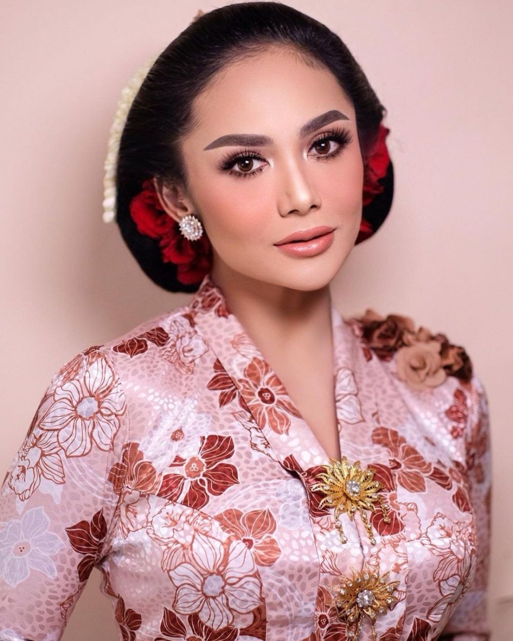 Gaya 11 seleb di 7 bulanan Aurel Hermansyah, Lesti tampil elegan