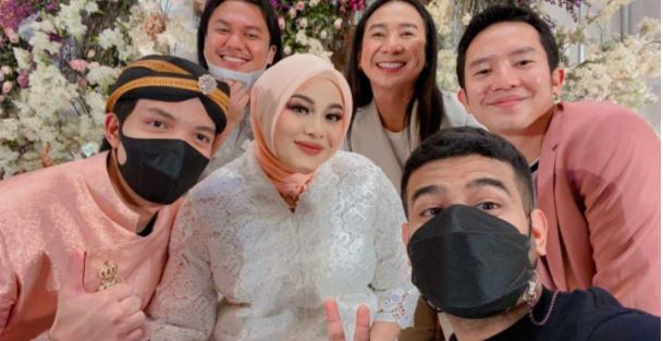 Gaya 11 seleb di 7 bulanan Aurel Hermansyah, Lesti tampil elegan