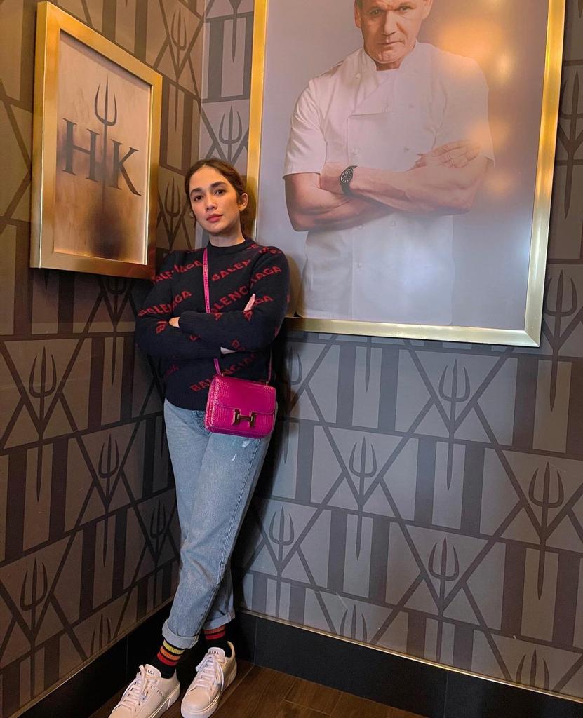 11 Mix and match outfit liburan ala Ussy Sulistiawaty, stylish bak ABG