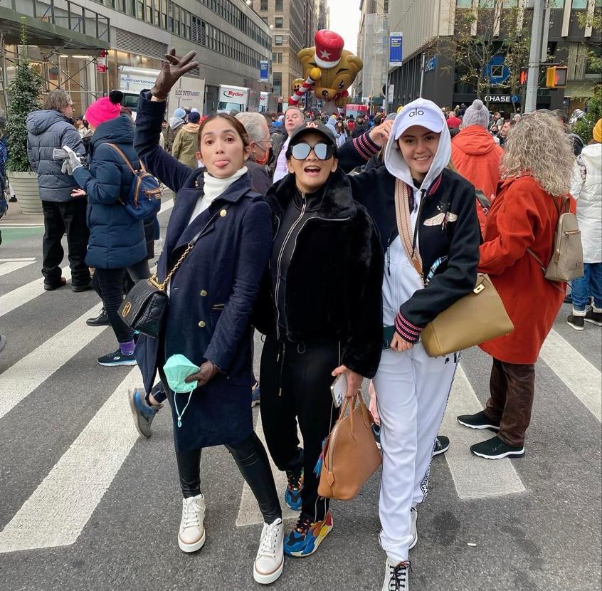 11 Mix and match outfit liburan ala Ussy Sulistiawaty, stylish bak ABG