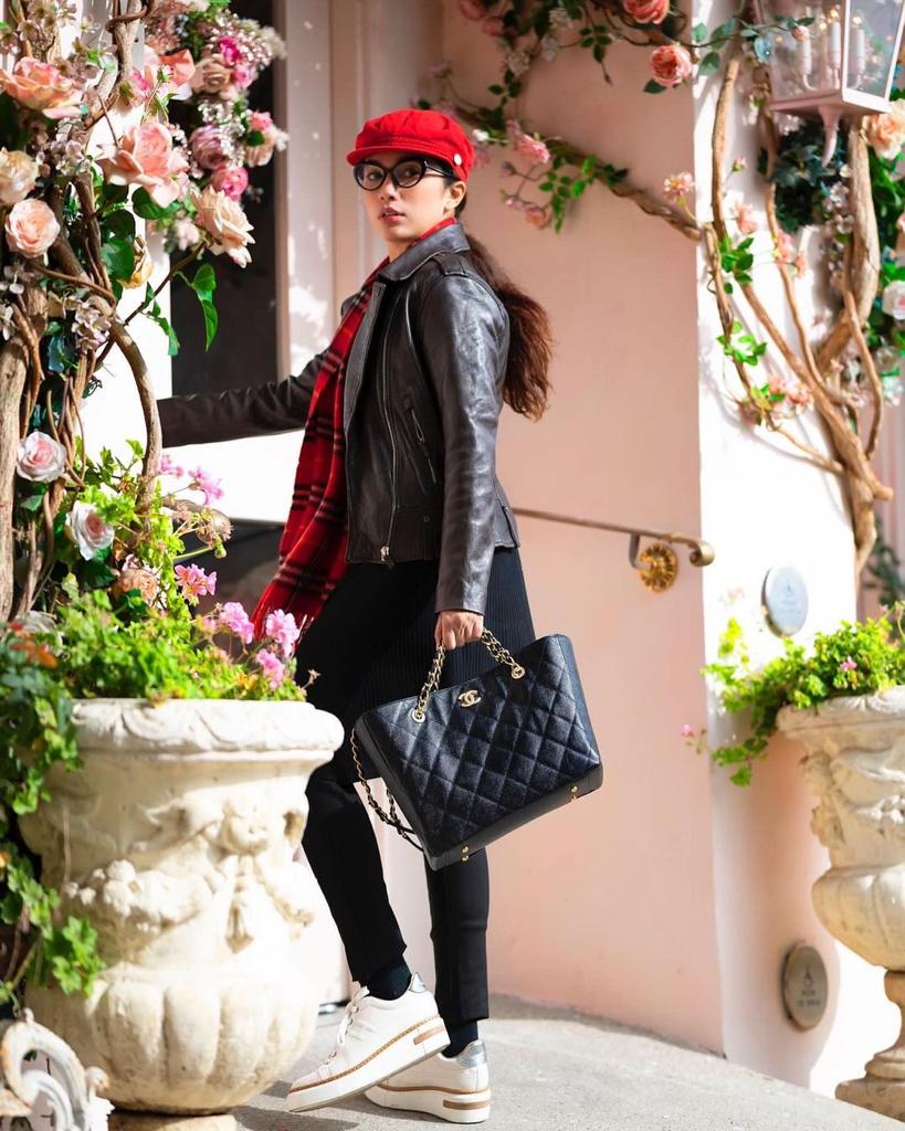 11 Mix and match outfit liburan ala Ussy Sulistiawaty, stylish bak ABG