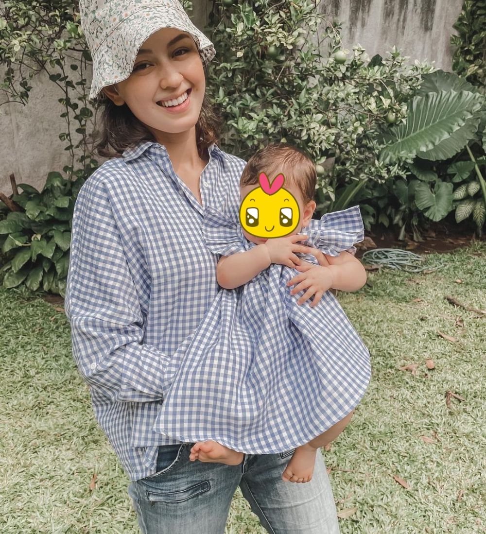  9 Seleb pilih melahirkan di tanggal cantik, penuh kesan