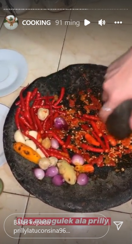 7 Trik mengulek bumbu masakan ala Prilly Latuconsina, mudah dan halus