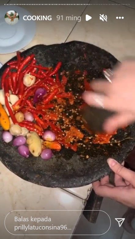 7 Trik mengulek bumbu masakan ala Prilly Latuconsina, mudah dan halus