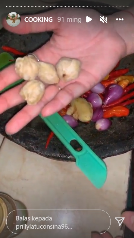 7 Trik mengulek bumbu masakan ala Prilly Latuconsina, mudah dan halus