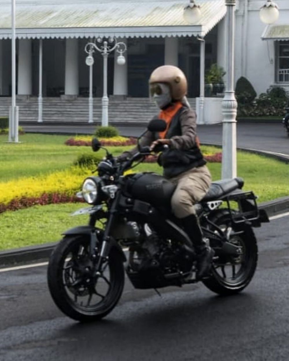 Dipuji keren, ini 9 Momen Atalia istri Ridwan Kamil naik motor gede