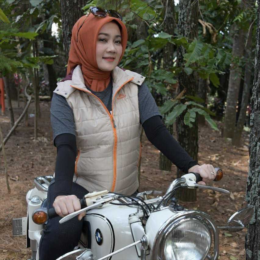 Dipuji keren, ini 9 Momen Atalia istri Ridwan Kamil naik motor gede