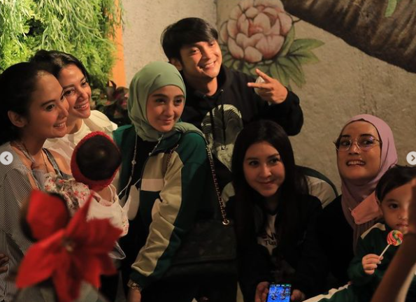 7 Potret reuni artis Genta Buana, kumpul seru bareng keluarga
