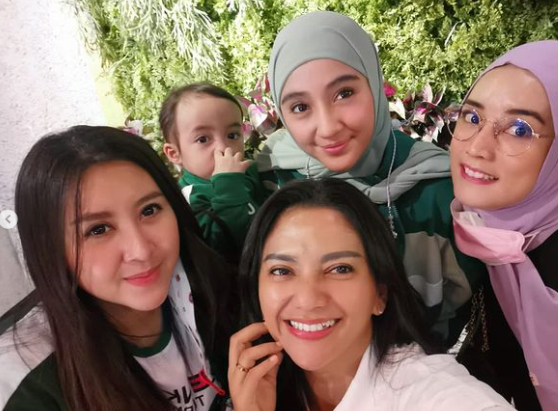 7 Potret reuni artis Genta Buana, kumpul seru bareng keluarga