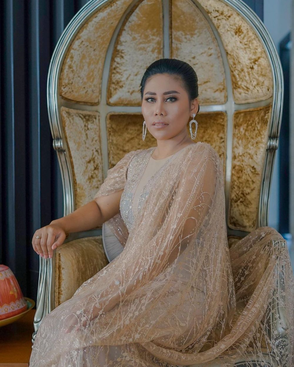 11 Gaya outfit Evi Masamba hadiri acara kondangan, simpel dan elegan