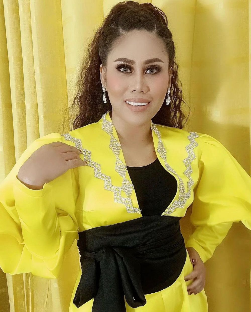 11 Gaya outfit Evi Masamba hadiri acara kondangan, simpel dan elegan
