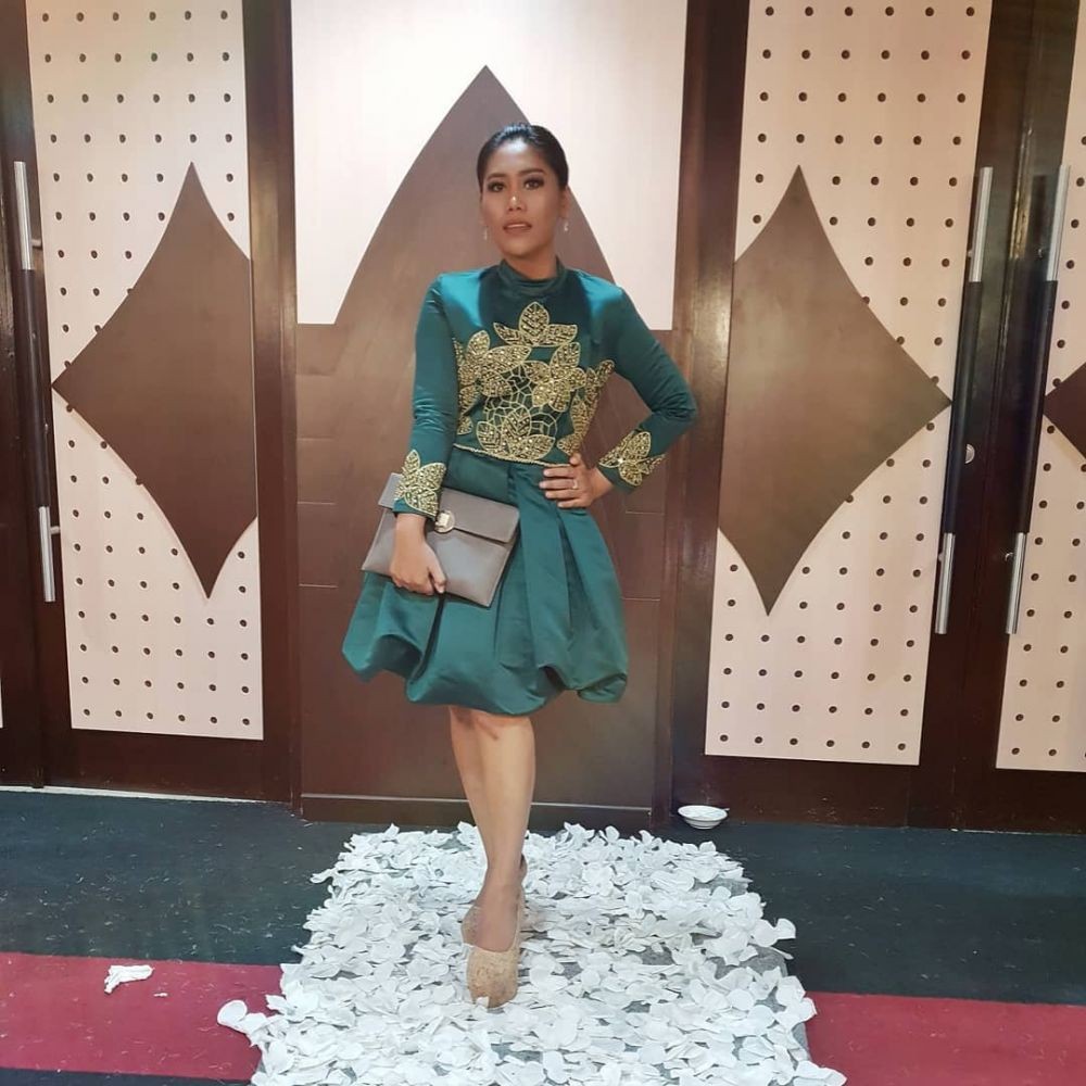 11 Gaya outfit Evi Masamba hadiri acara kondangan, simpel dan elegan