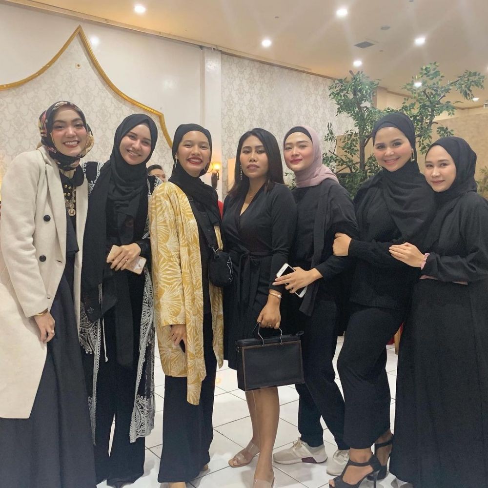 11 Gaya outfit Evi Masamba hadiri acara kondangan, simpel dan elegan